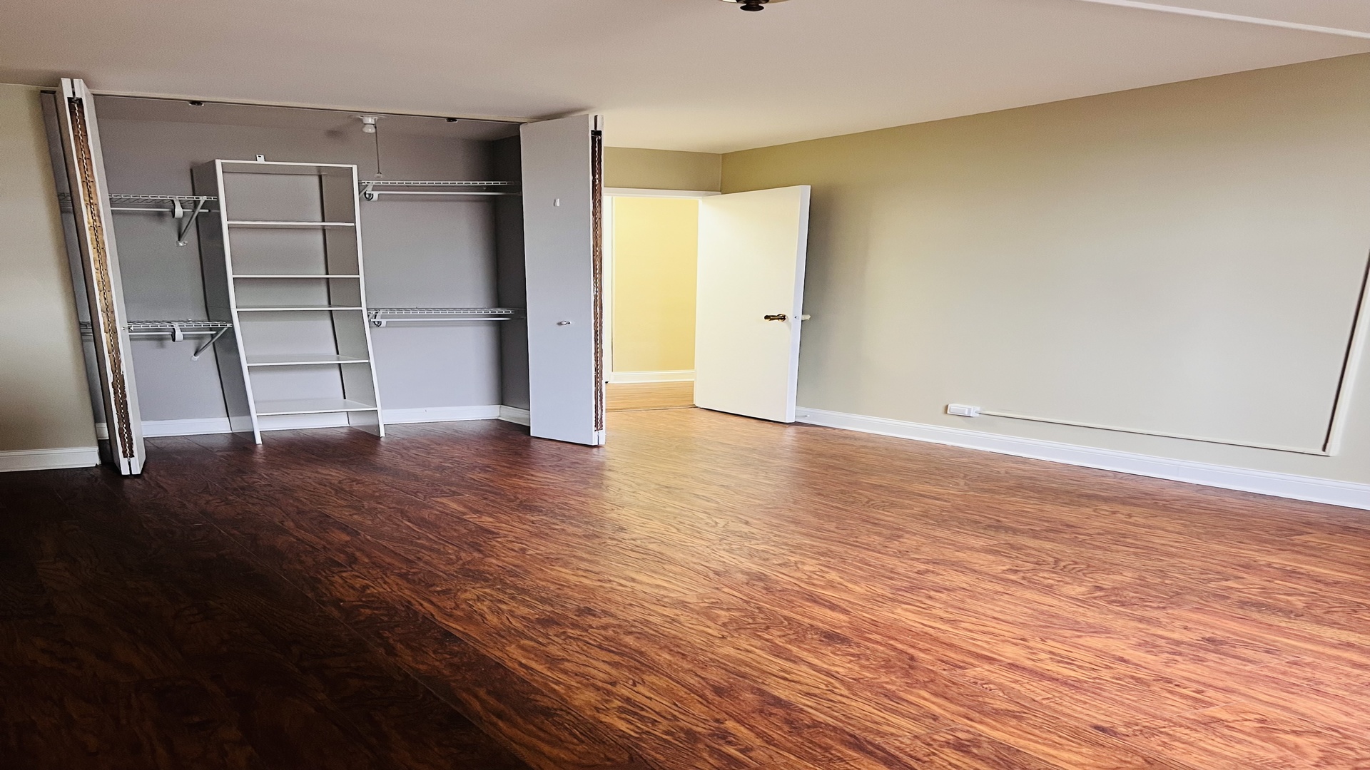 6301 North Sheridan Road, Unit 7O Chicago, IL 60660 - Photo 27 of 43 a view of empty room with wooden floor and window