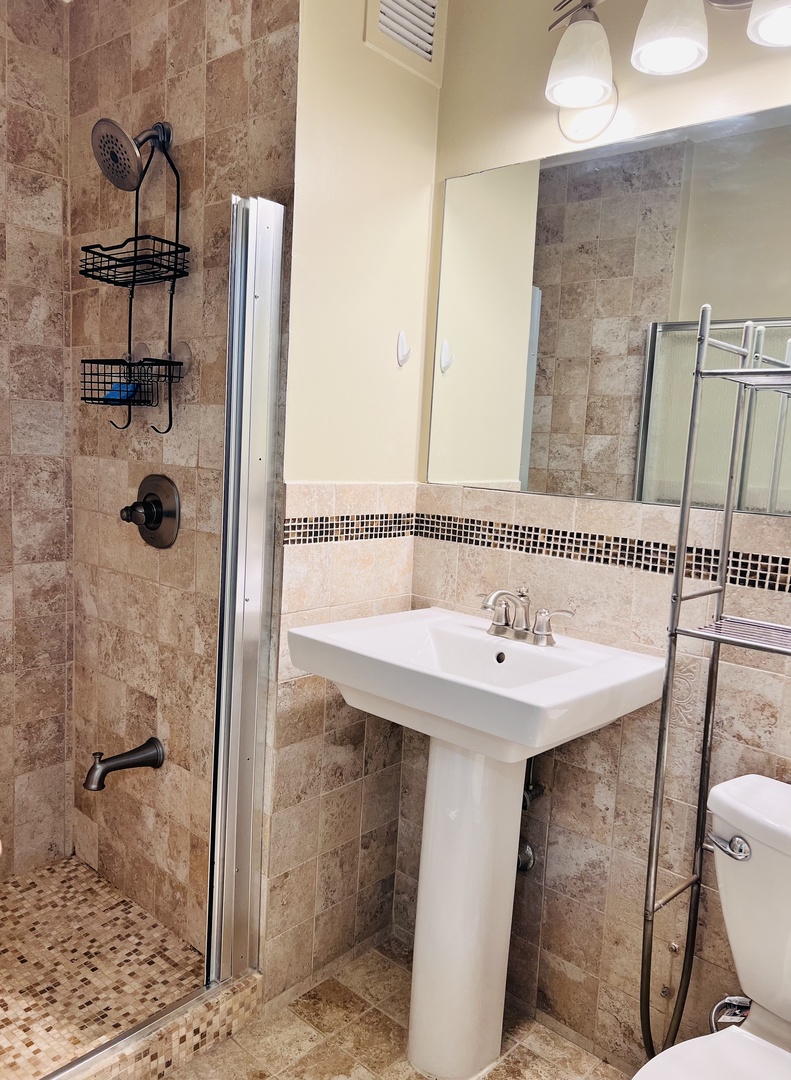 6301 North Sheridan Road, Unit 7O Chicago, IL 60660 - Photo 28 of 43 a bathroom with a sink and mirror