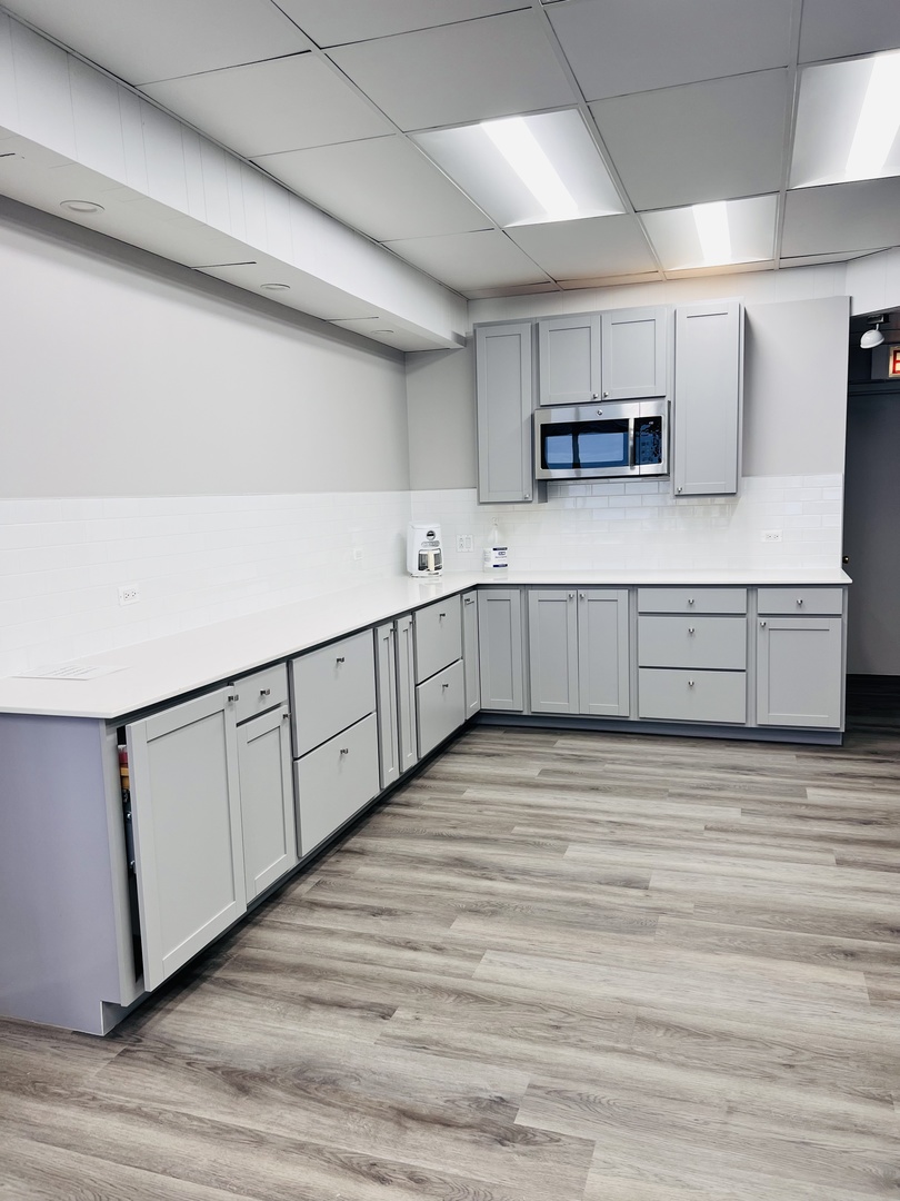 6301 North Sheridan Road, Unit 7O Chicago, IL 60660 - Photo 34 of 43 a view of a kitchen with stainless steel appliances cabinets and wooden floor