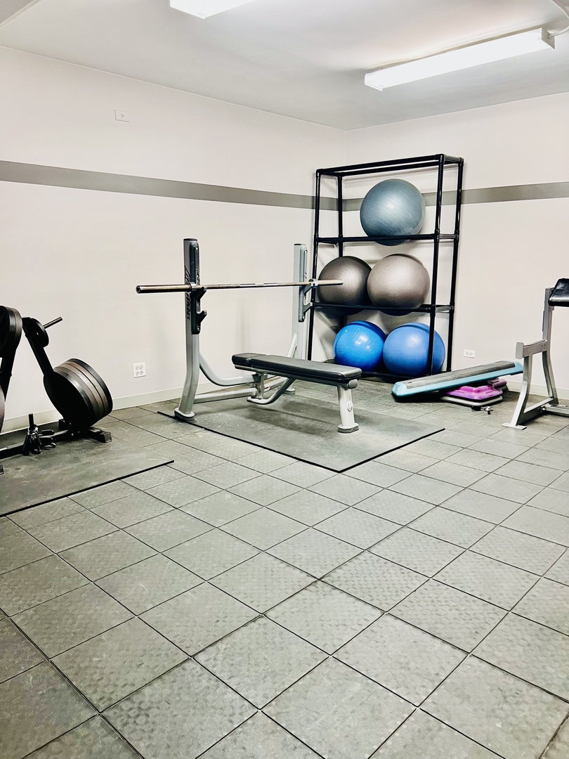 6301 North Sheridan Road, Unit 7O Chicago, IL 60660 - Photo 38 of 43 a room with gym equipment and a view of living room