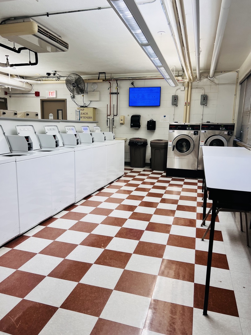 6301 North Sheridan Road, Unit 7O Chicago, IL 60660 - Photo 40 of 43 a room with lots of appliances and a rug