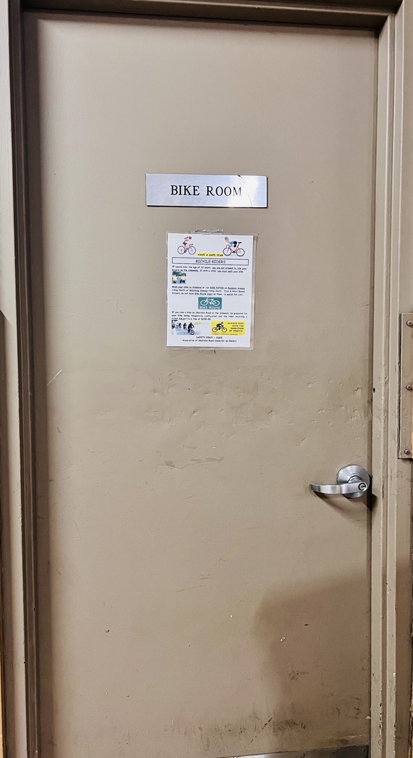 6301 North Sheridan Road, Unit 7O Chicago, IL 60660 - Photo 42 of 43 a view of a hallway