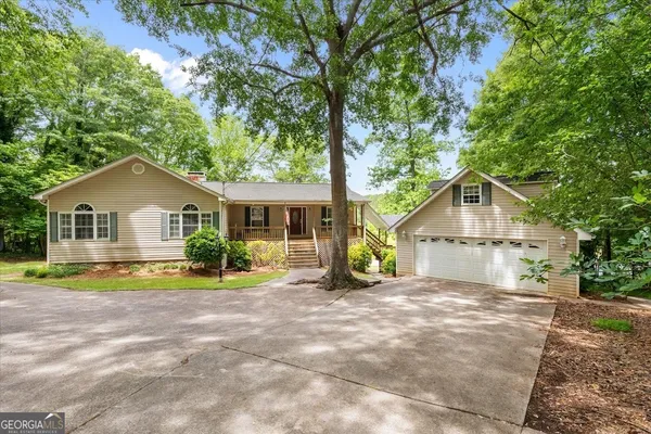 a view of a house with a yard