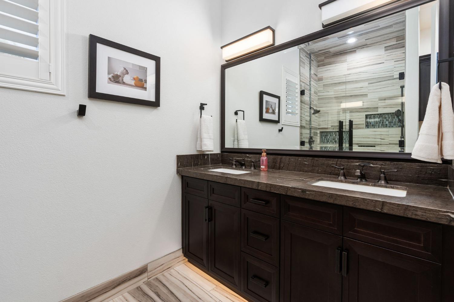 415 Heritage Avenue Clovis, CA 93619 - Photo 17 of 56 a bathroom with a sink and a mirror