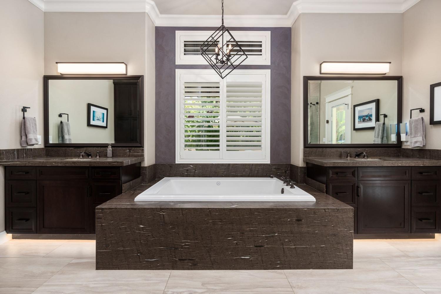 415 Heritage Avenue Clovis, CA 93619 - Photo 23 of 56 a bathroom with a bathtub a mirror and a sink