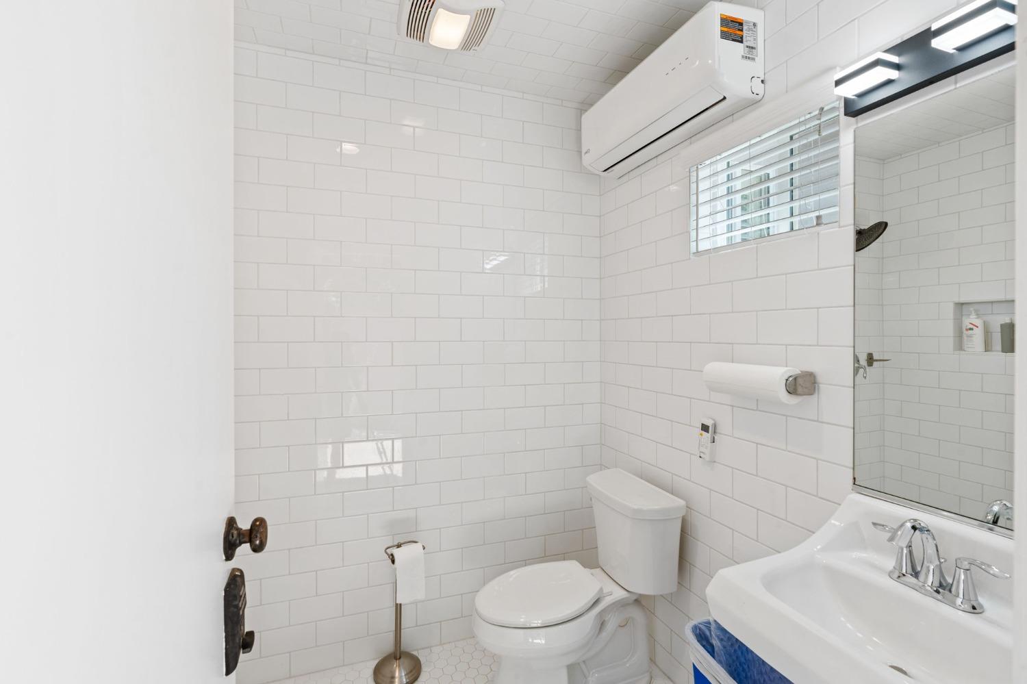 415 Heritage Avenue Clovis, CA 93619 - Photo 52 of 56 a bathroom with a toilet a sink a mirror and shower