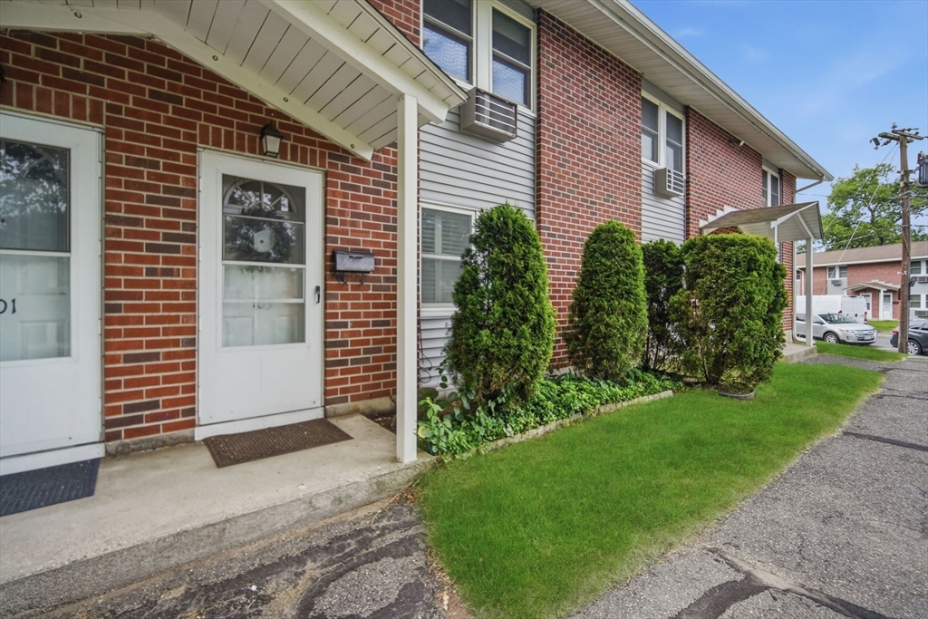 103 Manor Court, Unit 103 Springfield, MA 01118 - Photo 1 of 24