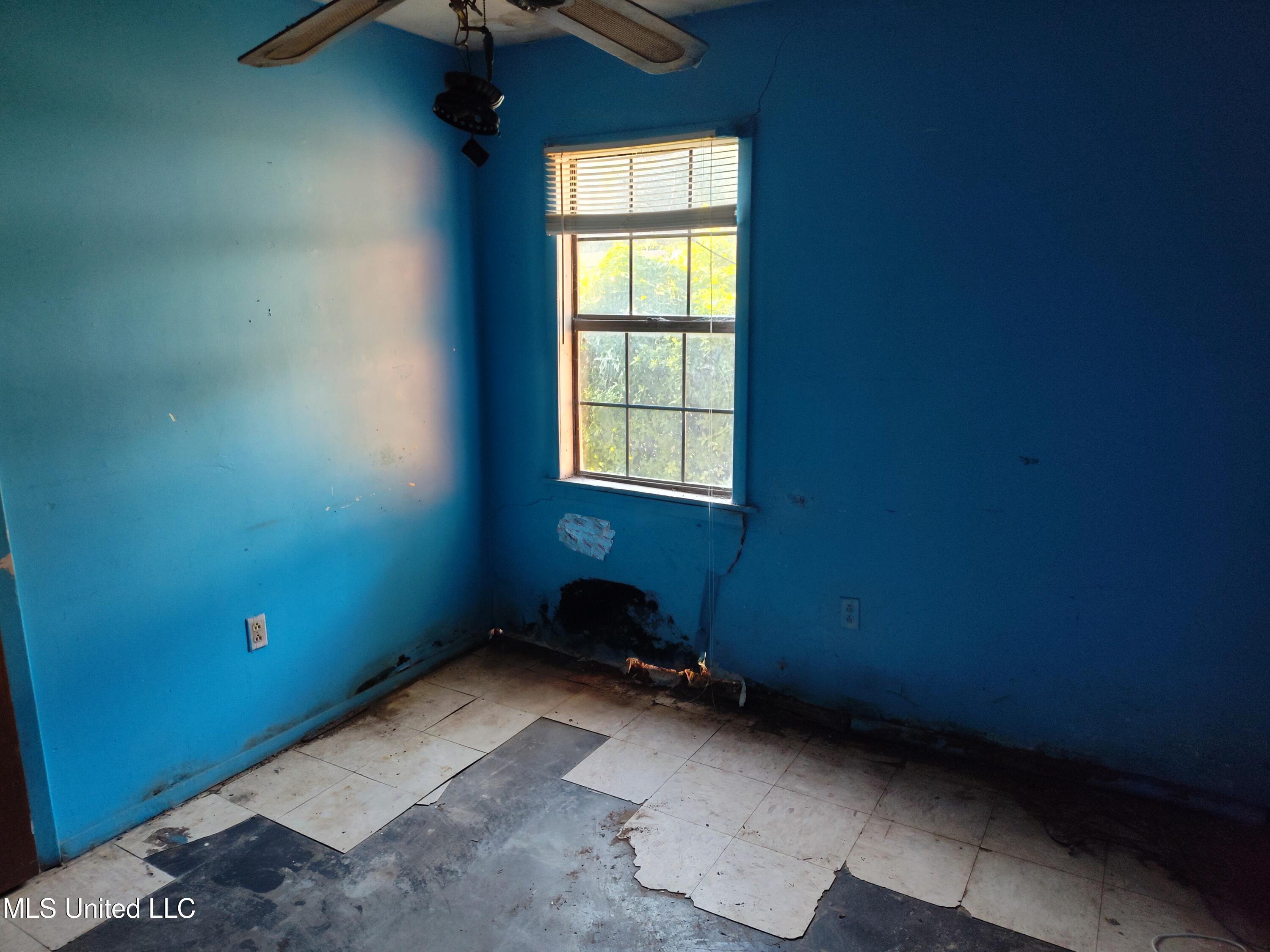 110 Claiborne Street Port Gibson, MS 39150 - Photo 17 of 24 110 Claiborne back bedroom