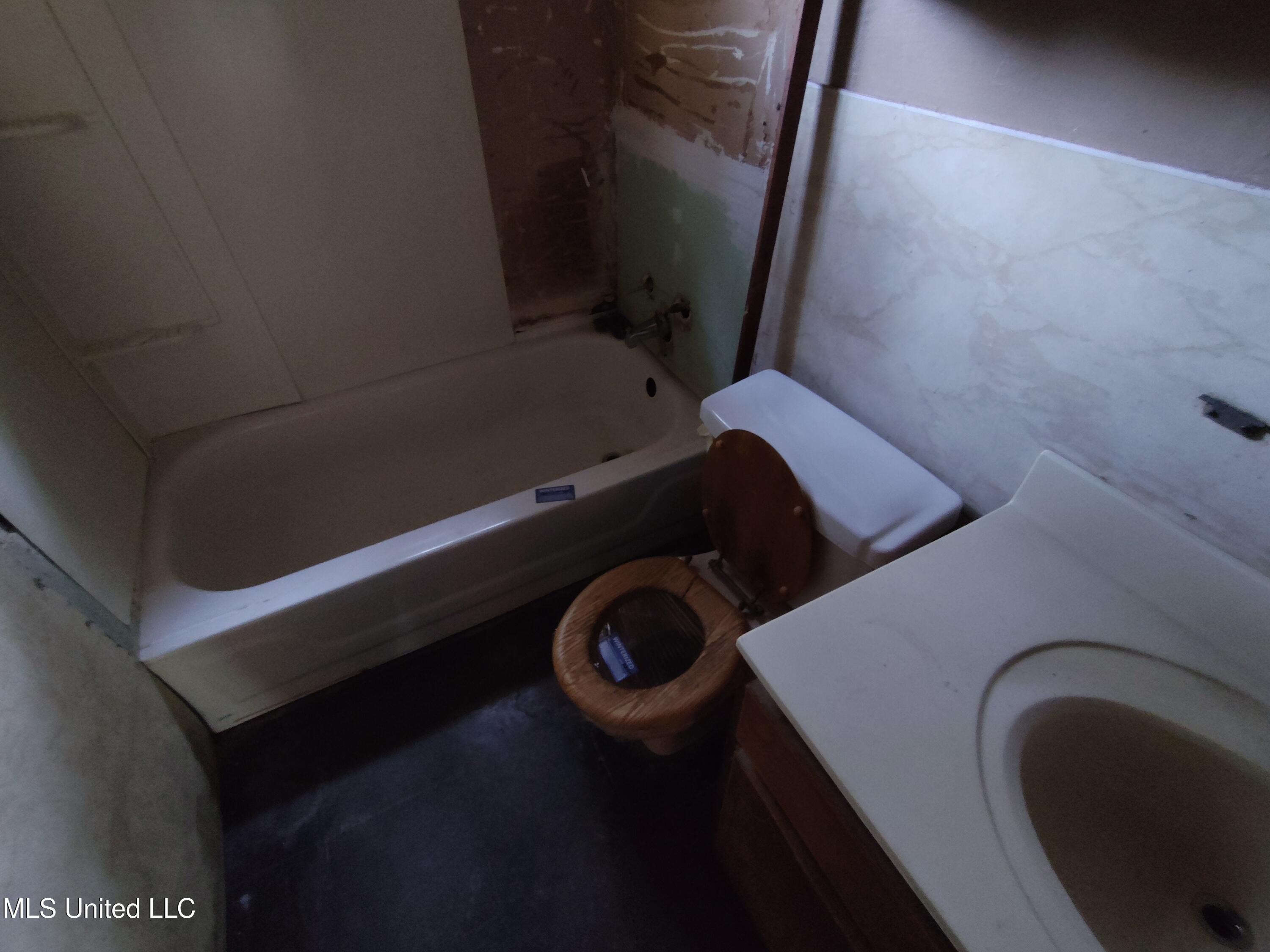 110 Claiborne Street Port Gibson, MS 39150 - Photo 19 of 24 110 Claiborne hall bath 2