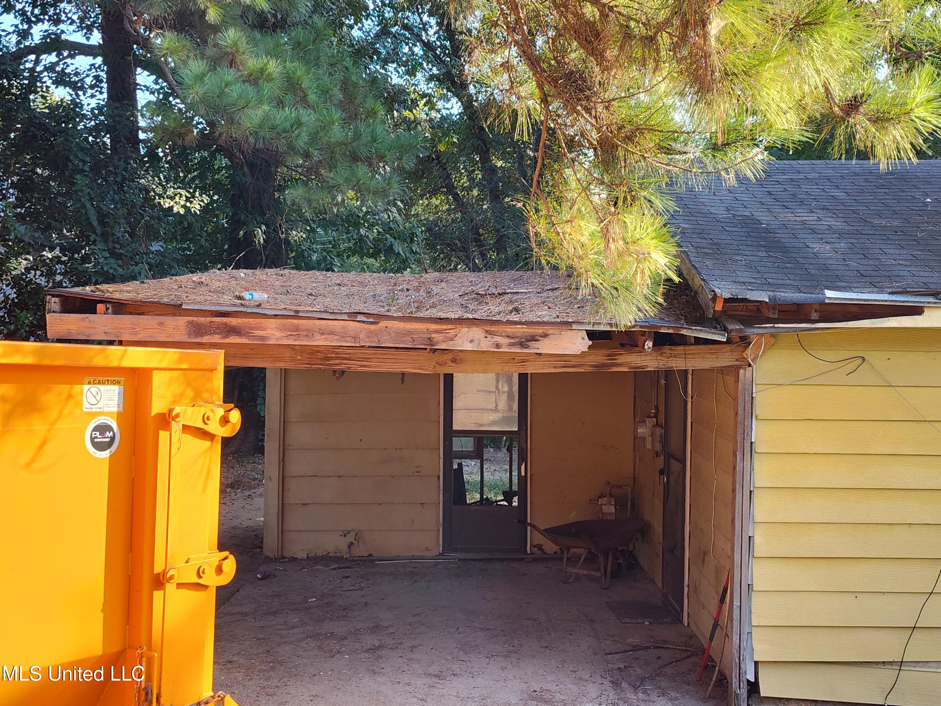 110 Claiborne Street Port Gibson, MS 39150 - Photo 3 of 24 110 Claiborne carport