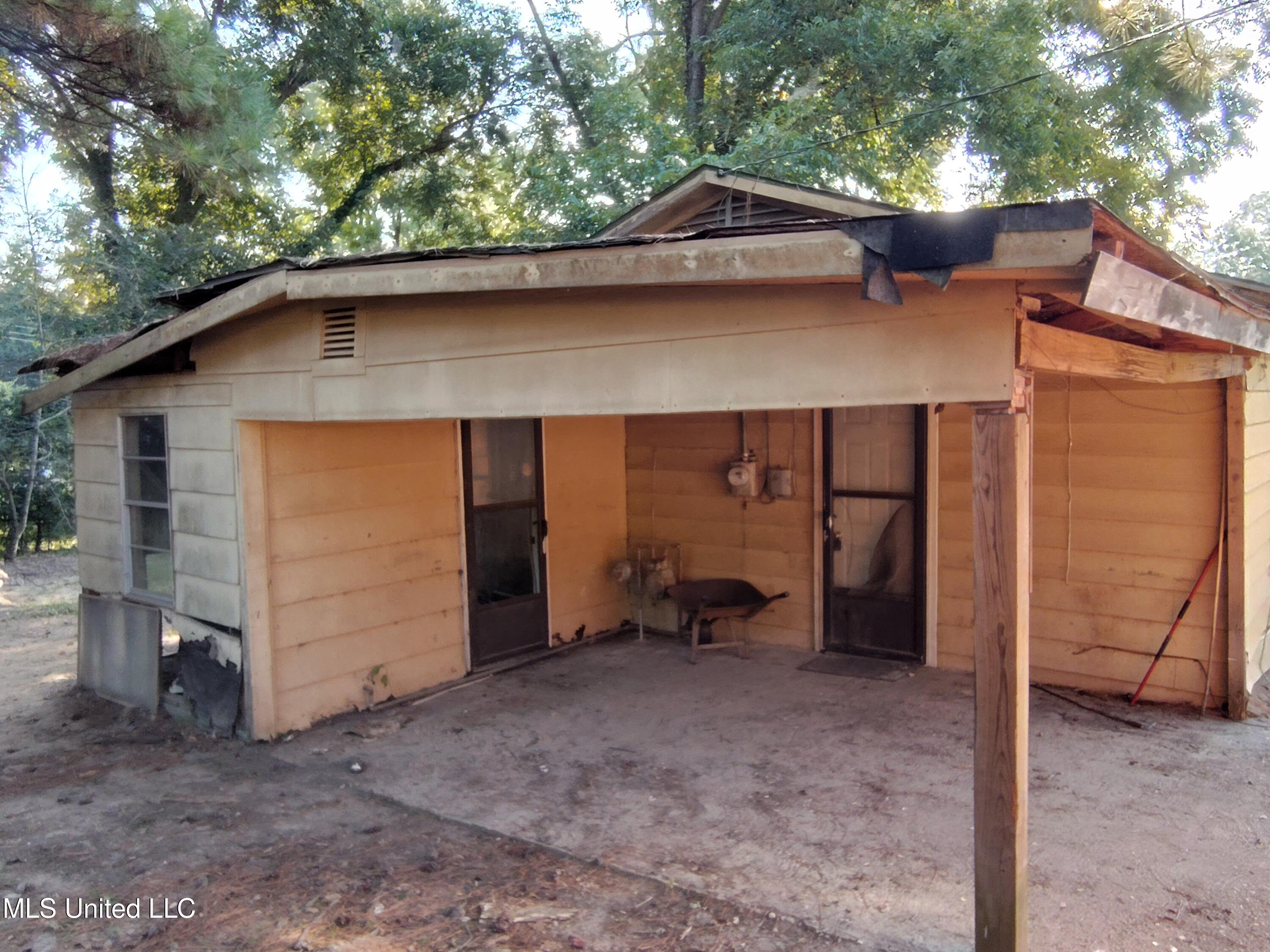 110 Claiborne Street Port Gibson, MS 39150 - Photo 4 of 24 110 Claiborne carport 2