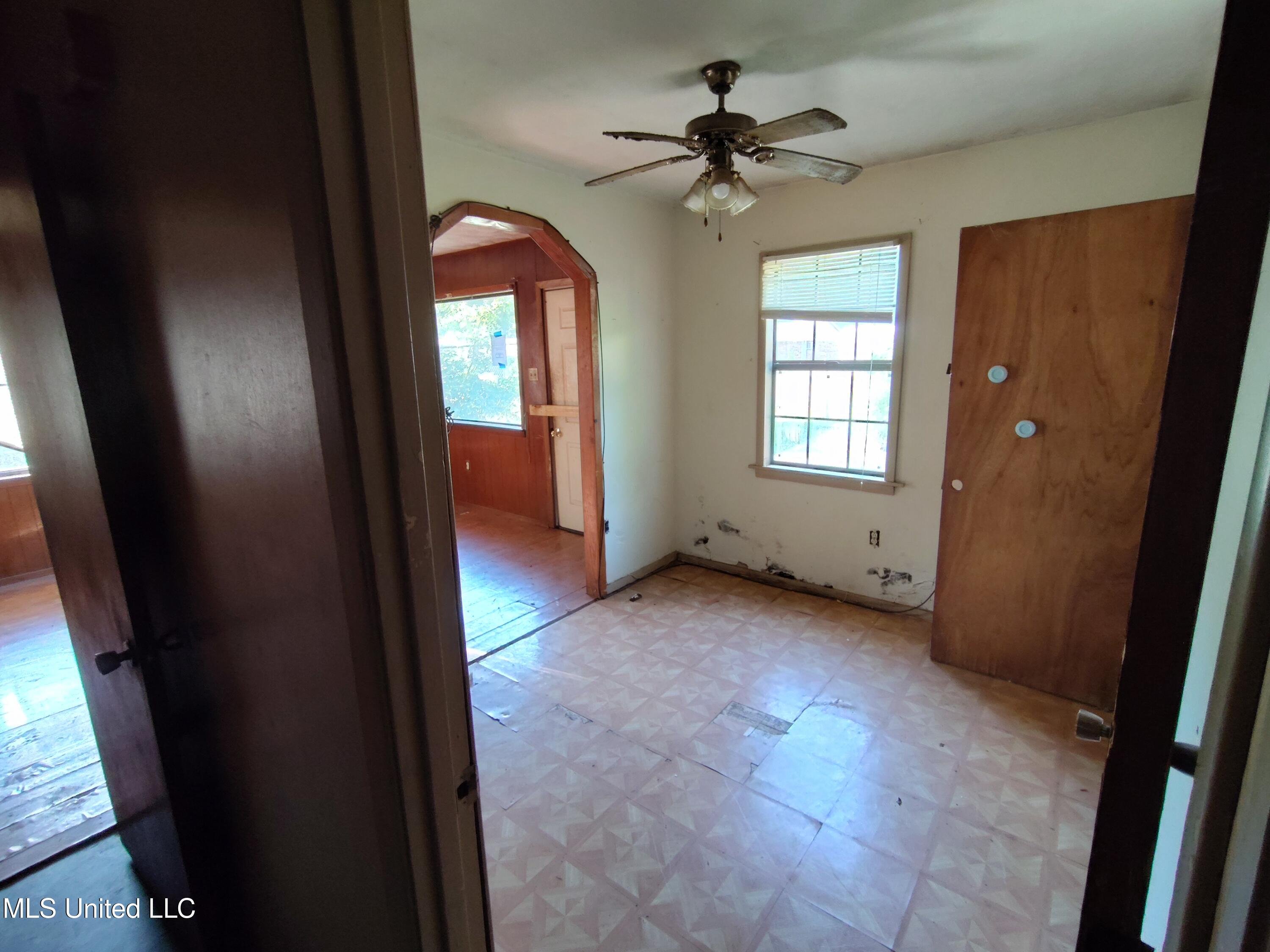 110 Claiborne Street Port Gibson, MS 39150 - Photo 5 of 24 110 Claiborne front room