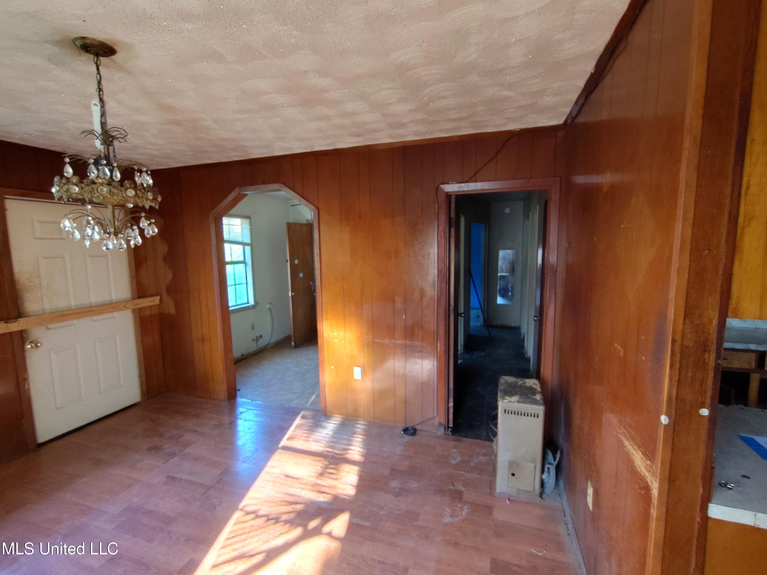 110 Claiborne Street Port Gibson, MS 39150 - Photo 8 of 24 110 Claiborne living