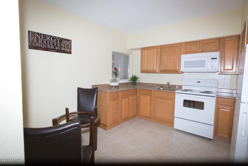353 East Thomas Road, Unit 204 Phoenix, AZ 85012 - Photo 5 of 10 Kitchen and Eating Area