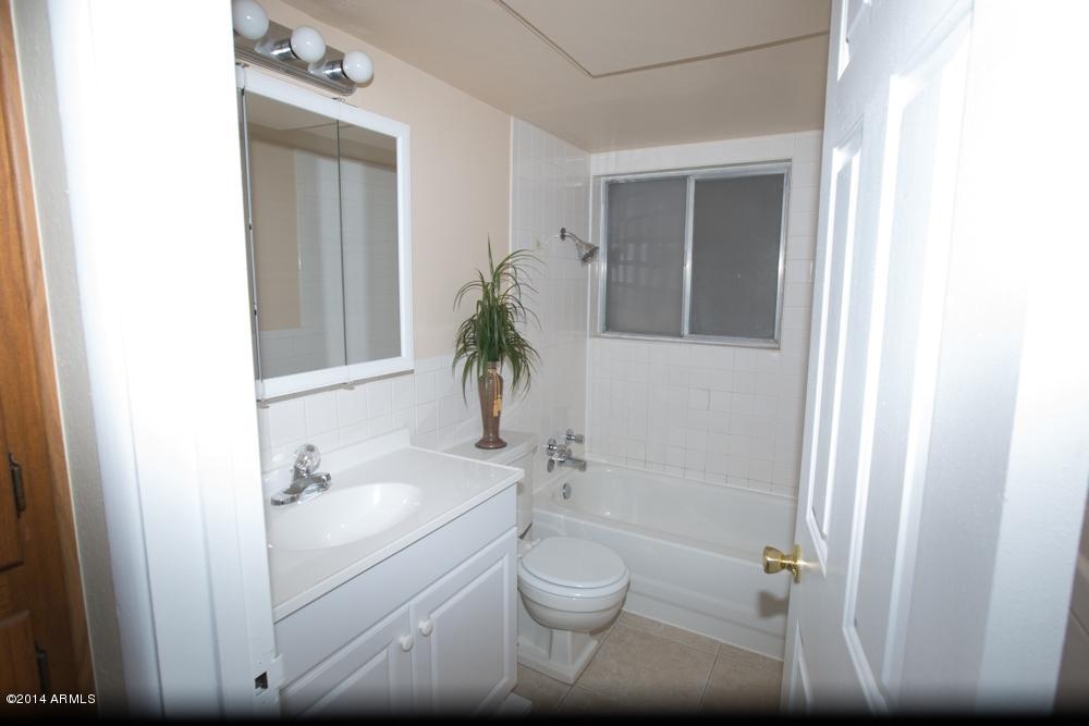 353 East Thomas Road, Unit 204 Phoenix, AZ 85012 - Photo 7 of 10 Bath Room