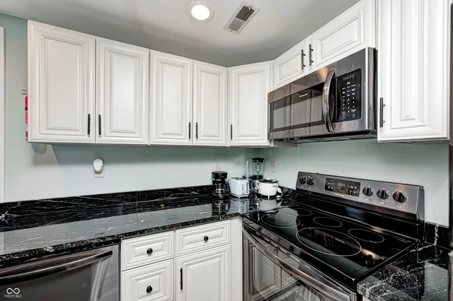 $1,400 | 230 East 9th Street, Unit 401, Indianapolis, IN 46204