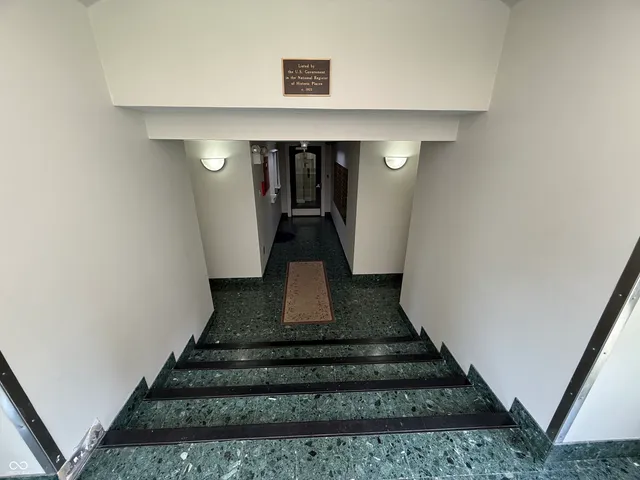 $1,400 | 230 East 9th Street, Unit 401, Indianapolis, IN 46204