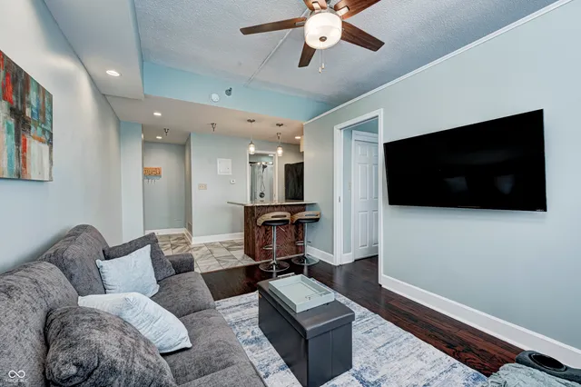 $1,400 | 230 East 9th Street, Unit 401, Indianapolis, IN 46204