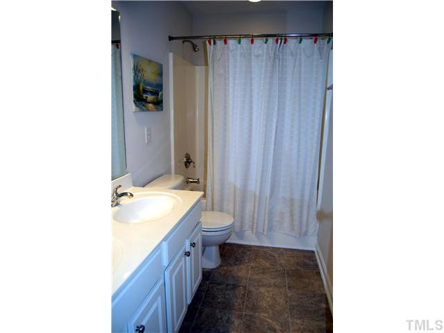 7668 Silver View Lane Raleigh, NC 27613 - Photo 23 of 24 Upstairs Full Bath