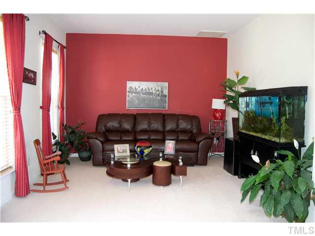 7668 Silver View Lane Raleigh, NC 27613 - Photo 5 of 24 Living Room
