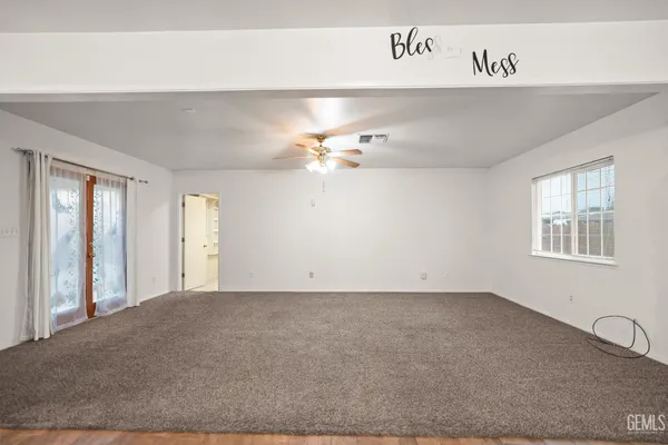 a view of empty room with window