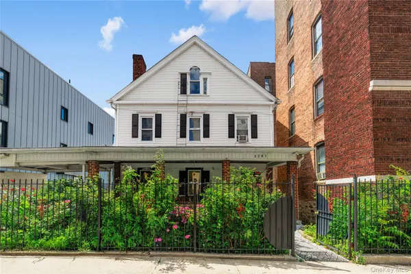 $895,000 | 2281 Loring Place North | University Heights
