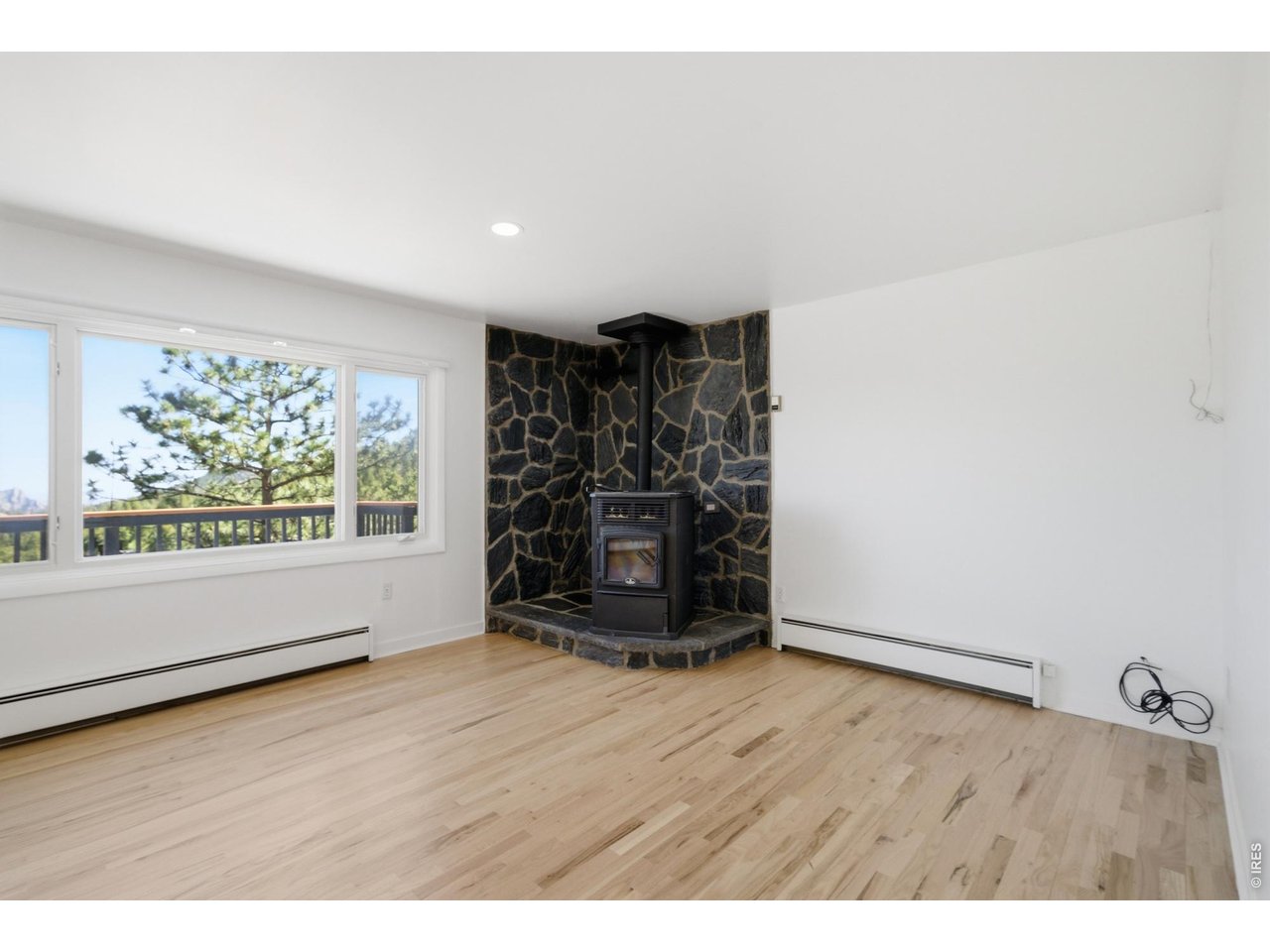 910 Chute Road Golden, CO 80403 - Photo 11 of 33 Living Room w/o Virtual Staging