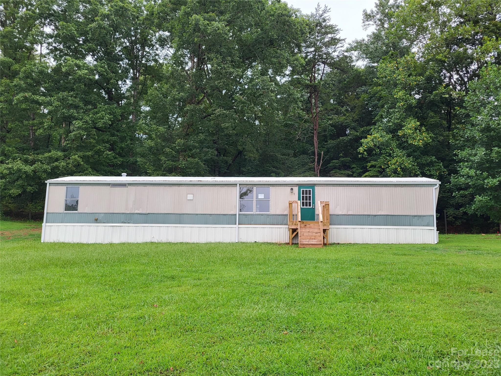 a view of a back yard