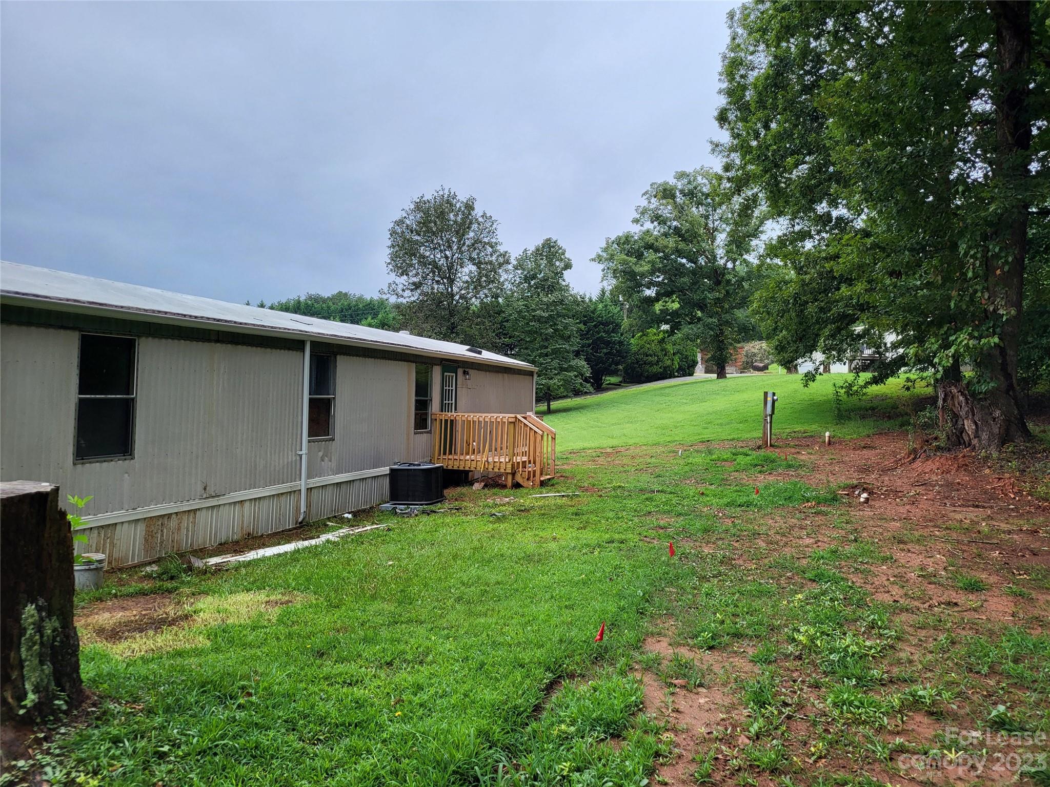 1158 Wagon Wheel Road, Unit 7 Hickory, NC 28602 - Photo 11 of 11 a backyard of a house with table and chairs