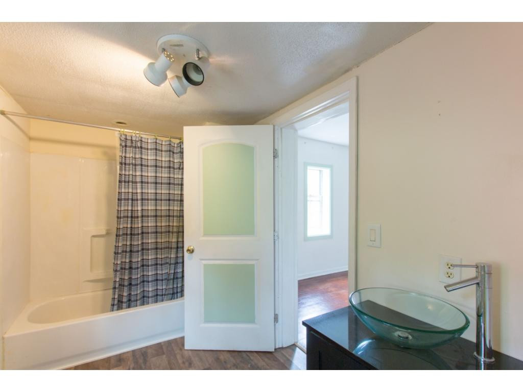 21474 Benhams Road Bristol, VA 24202 - Photo 11 of 23 Master Bath Shower Tub