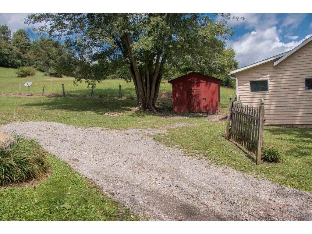 21474 Benhams Road Bristol, VA 24202 - Photo 15 of 23 Gravel Driveway