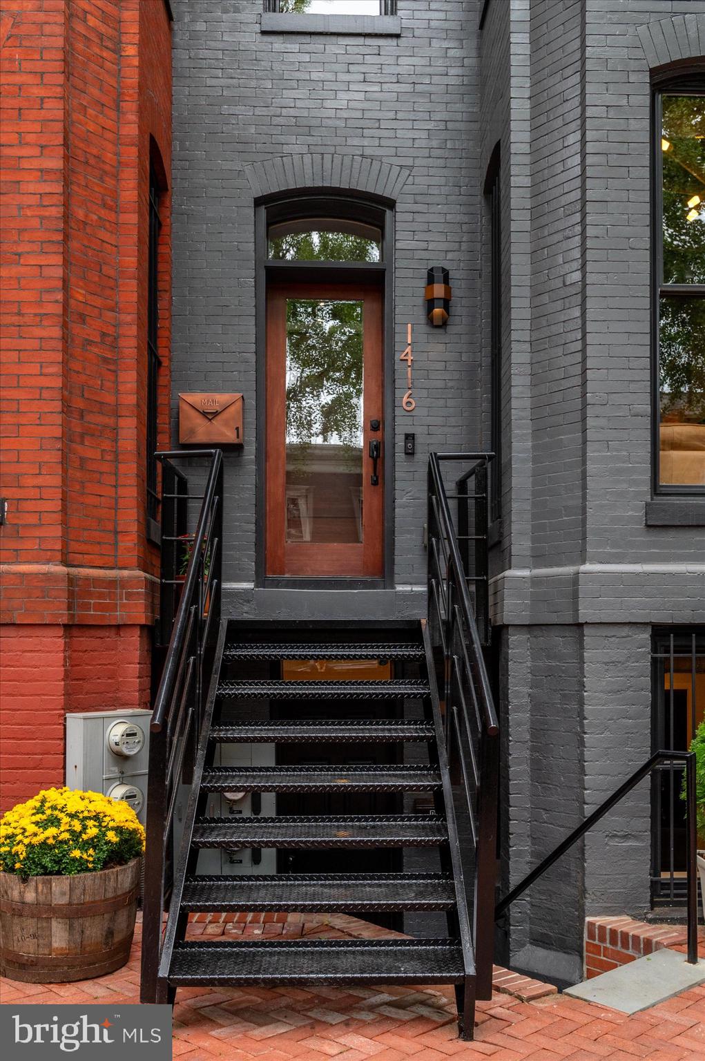 1416 Swann Street Northwest Washington, DC 20009 - Photo 4 of 52 Package vestibule