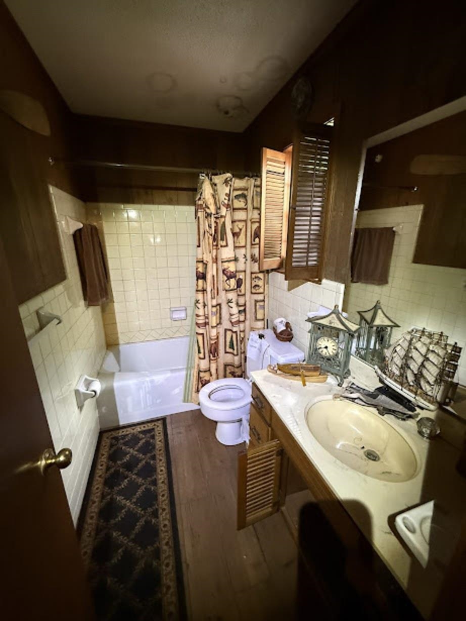 7280 Walsh Road Millington, TN 38053 - Photo 29 of 34 White tiled bathtub and shower surround with a built-in commode