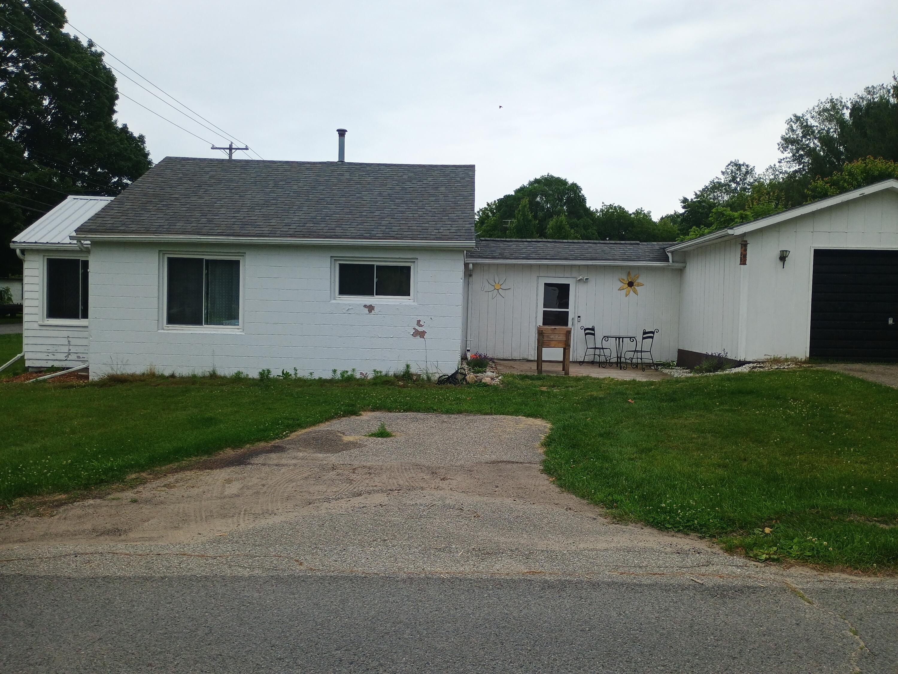 502 East Forrest Street Edmore, MI 48829 - Photo 2 of 21