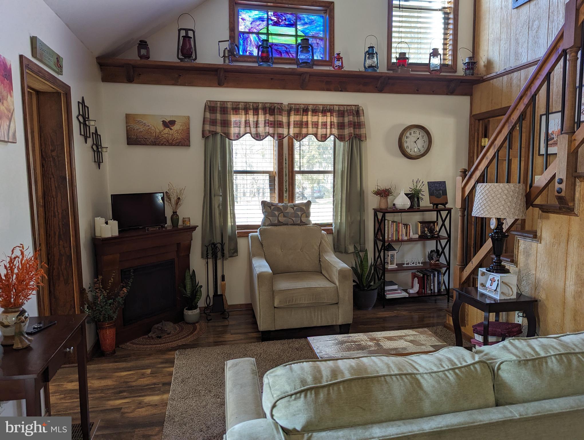 8665 Mormon Church Road Waynesboro, PA 17268 - Photo 5 of 19 LIVING ROOM
