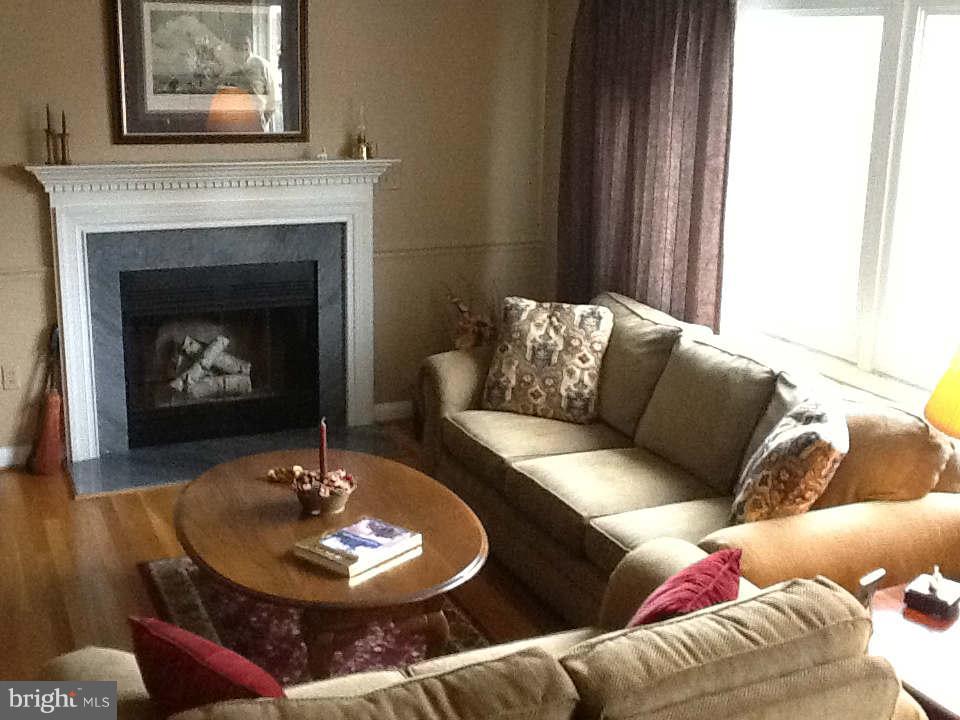 605 Southmont Road Baltimore, MD 21228 - Photo 6 of 22 Living Room