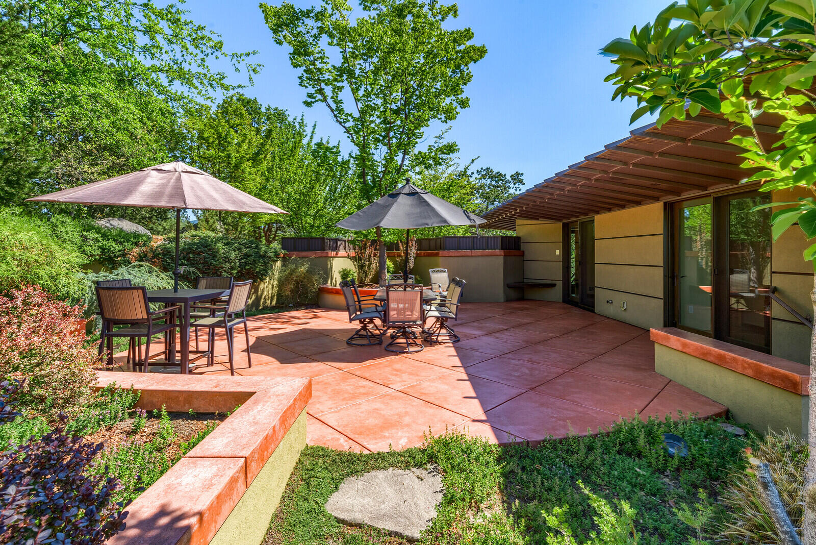4922 Pioneer Road Medford, OR 97501 - Photo 8 of 70 Outside patio area