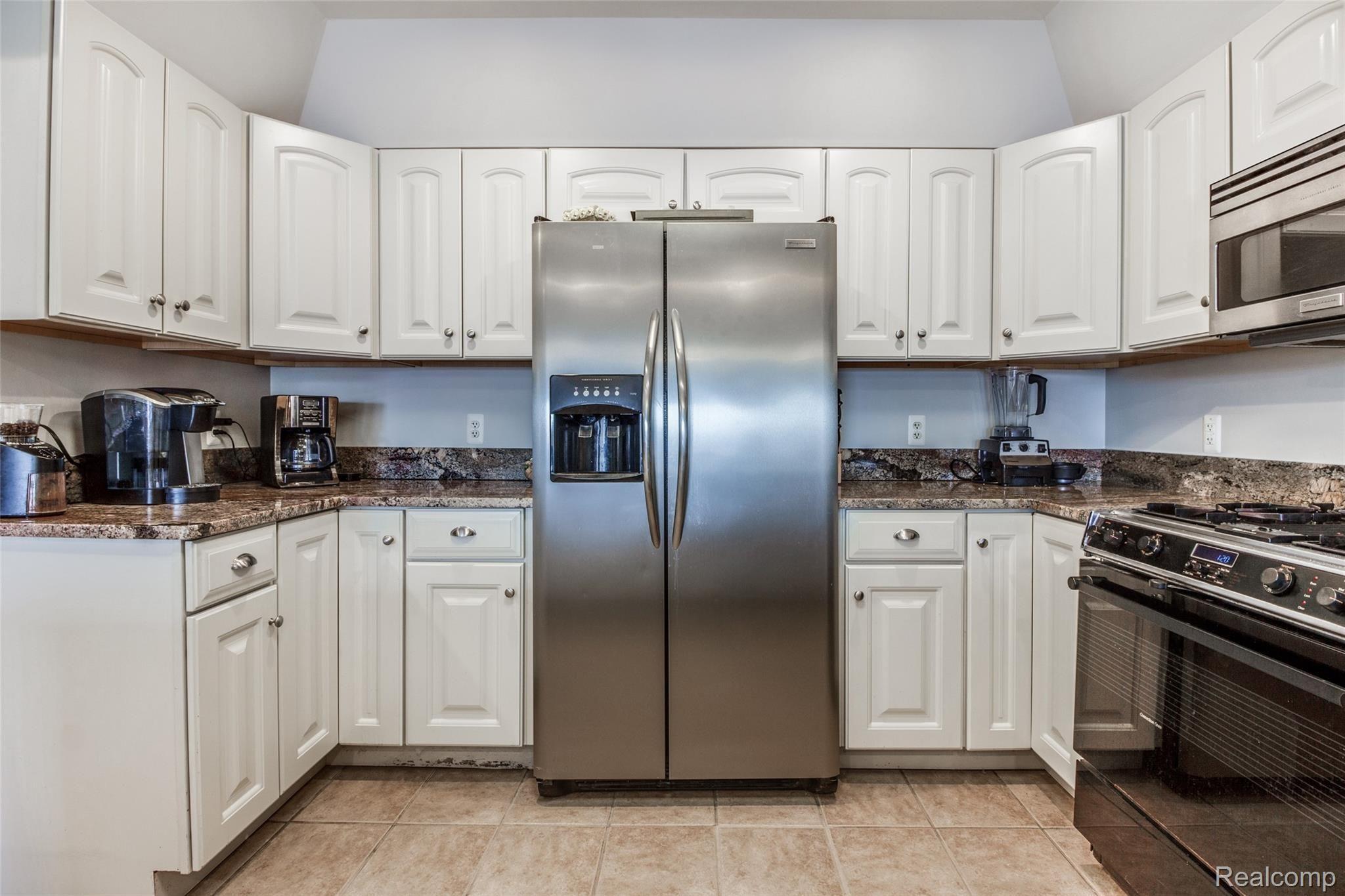 11031 Fenton Road Fenton, MI 48430 - Photo 8 of 37 Kitchen (3 of 10).jpg