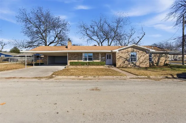 $1,950 | 109 East Williams Street, Bowie, TX 76230