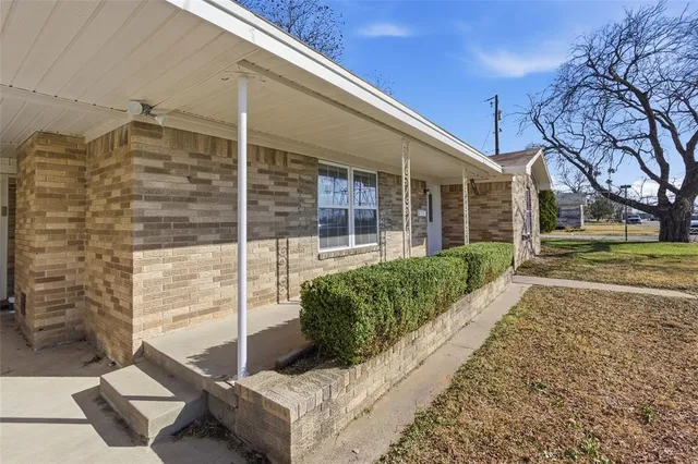 $1,950 | 109 East Williams Street, Bowie, TX 76230