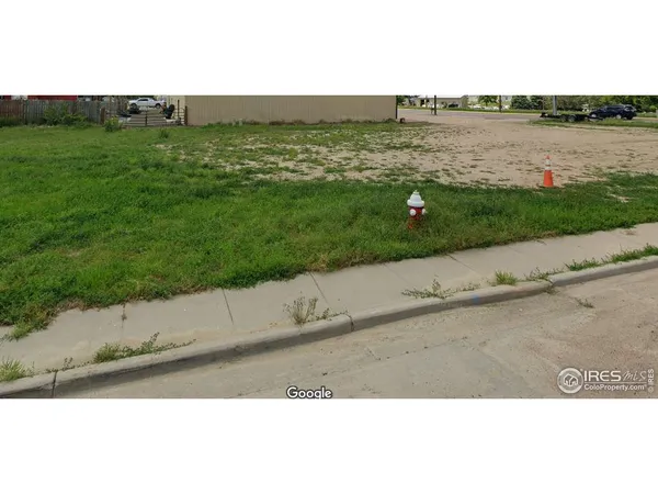 a view of a grassy area