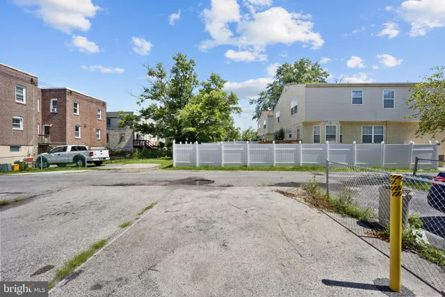 a view of a back yard