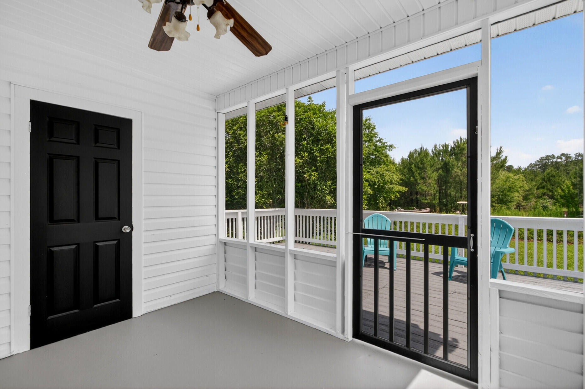 1824 Highway 61 Ridgeville, SC 29472 - Photo 27 of 35 27. Screened porch and laundry room