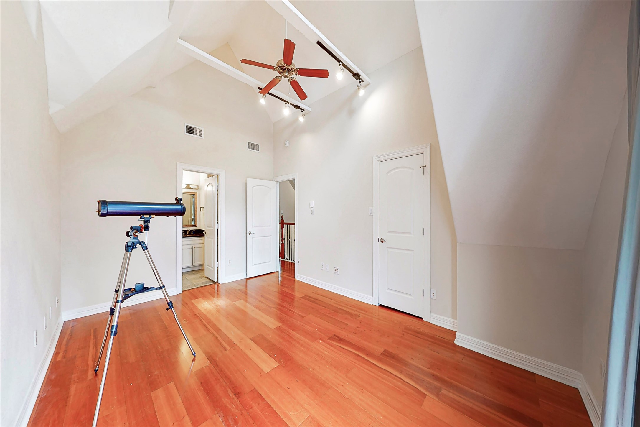 2104 State Street Houston, TX 77007 - Photo 13 of 41 Primary bedroom with cathedral ceilings.