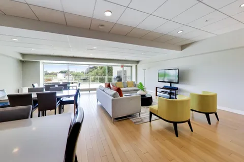 $339,000 | 1570 Elmwood Avenue, Unit 909, Evanston, IL 60201