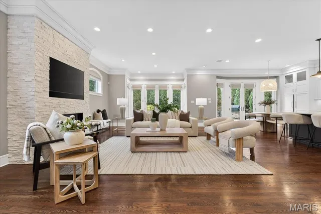 $2,750,000 | 208 Lancaster Drive, St. Louis, MO 63105