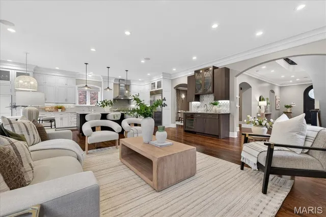 $2,750,000 | 208 Lancaster Drive, St. Louis, MO 63105