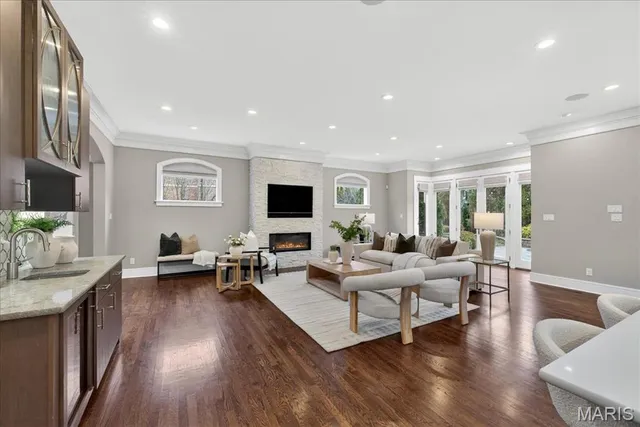 $2,750,000 | 208 Lancaster Drive, St. Louis, MO 63105