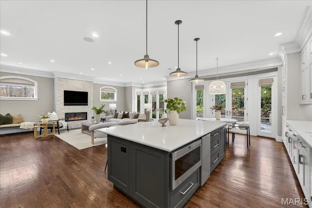 $2,750,000 | 208 Lancaster Drive, St. Louis, MO 63105