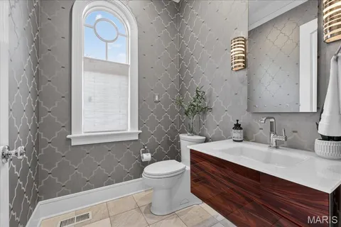 $2,725,000 | 208 Lancaster Drive, St. Louis, MO 63105